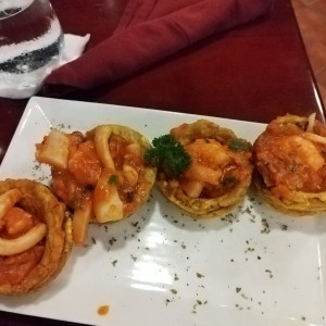 Patacones Rellenos de Mariscos en salsa roja