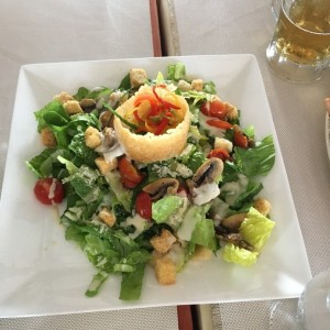 Ensalada cesar con centro de queso 