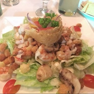 ensalada con camarones