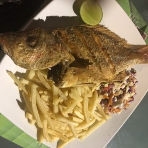 Pescado Frito con Papas