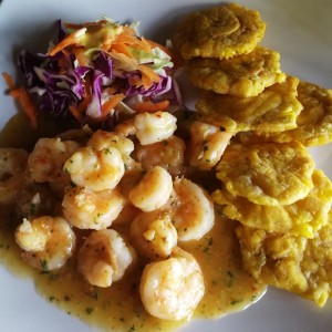 patacones con camarones al ajillo