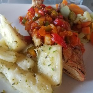 Pargo frito con salsa criolla