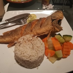 corvina frita + arroz con coco 