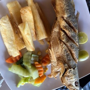 pescado frito con yuca