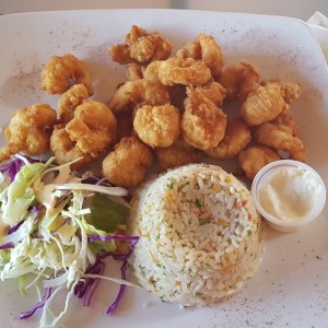 camarones apanados y arroz con coco