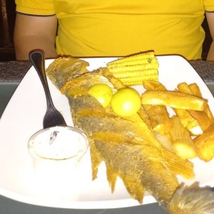 pescado de 13oz con yuca frita y mazorca