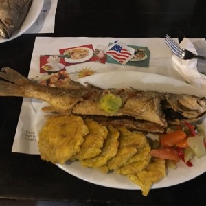 Corvina entera frita con patacones