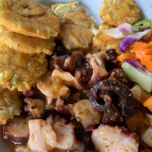 Pulpo al ajillo con patacones