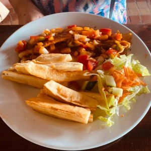 Filete de Corvina en Salsa Criolla con Yucas Fritas