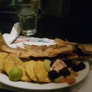 corvina frita con patacones