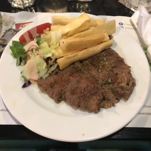 rib eye con yuca y ensalada