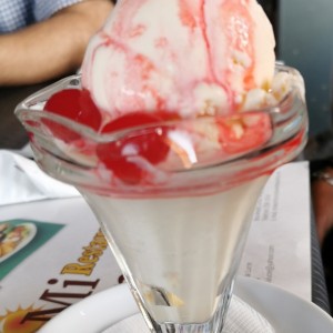 helado de vainilla con cereza
