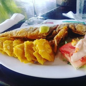 Pescado con Patacones