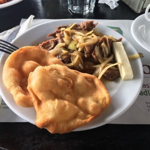 Bistec encebollado