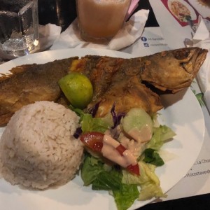 pescado frito con arroz con coco