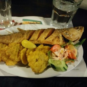 Pescado Frito con Patacones