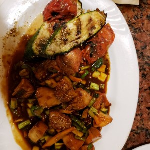 Pollo salsa cantonesa y vegetales asados