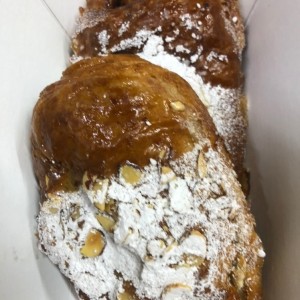 Croissant de chocolate y almendras