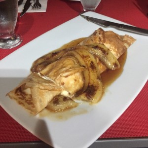 crepes de banana y helado de vainilla