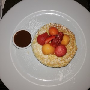 pancakes con fruta y chocolate