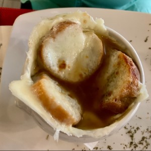 Sopa de cebolla gratinada con crotones 