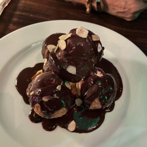 Profiterol con helado