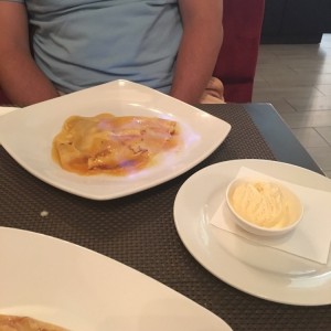 Crepe de miel de naranja flameados con licor y helado de vainilla