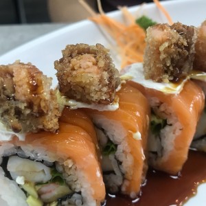 sushi roll con salmon y crunchi