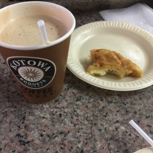 chai latte con pastelito de queso