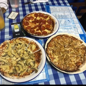 pizza de hongos, pollo y peperoni