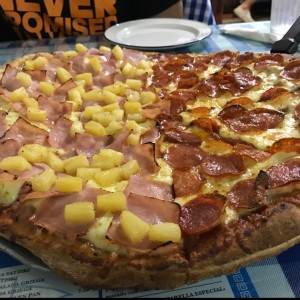 Pizza familiar mitad pepperoni mitad hawaiana 
