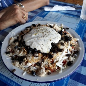 Ladopsomo de pollo con satsiki y aceitunas negras, una delicia