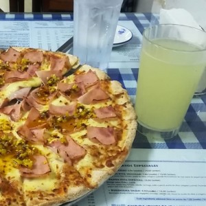 Pizza de Jamon - Limonada