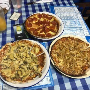 Pizza hongos, peperoni y pollo