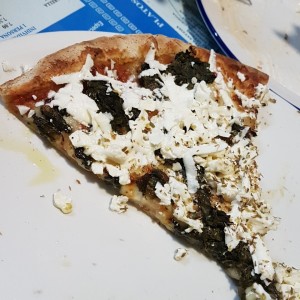 pizza de Espinacas que casi no llega a la foto