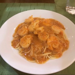 spaghettini con salsa roja y camarones