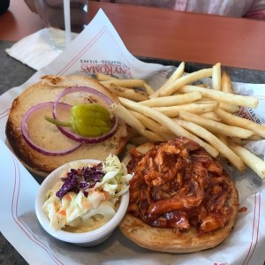 Cajun Chicken Burger con Papas Fritas y Ensalada de Repollo