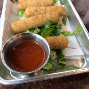 mozzarella apanada con salsa