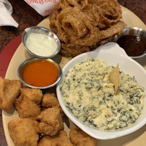 aros de cebolla, chicken bites y dip de espinaca con nachos coloridos  de entrada