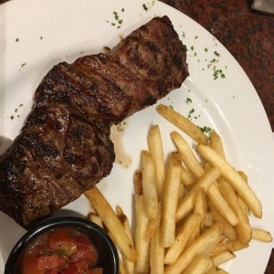steak de carne con papas fritas 