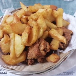 canasta de pollo con papas fritas , excelente 