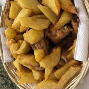 Canasta de Pollo Frito con Papas Fritas