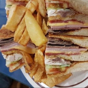 Club Sandwich con Papas Fritas