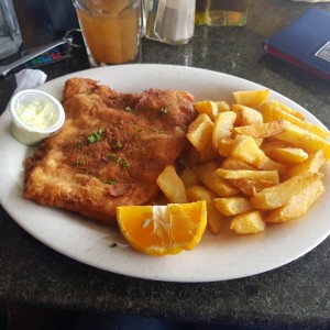 Corvina apanada con papas fritas