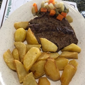 filete de res con papas fritas