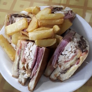 EMPAREDADOS - Club Sandwich