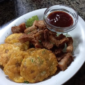 Chicharrones con patacones