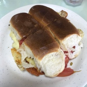 Emparedado de mozzarella con tomate y aceitunas