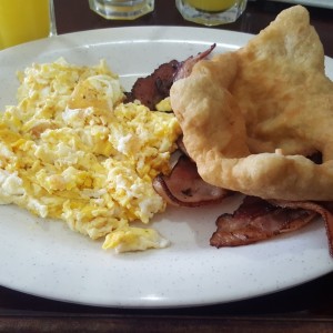 huevos revueltos tocino y ojaldre