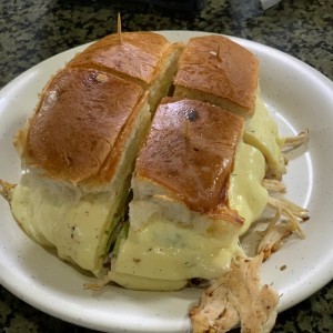 Sandwich de pollo con mozarella